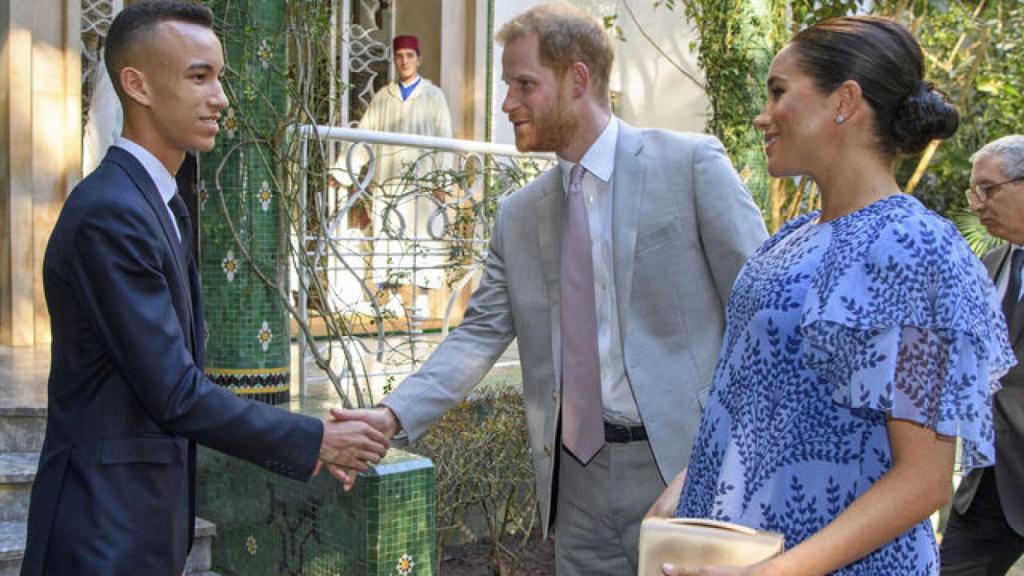 El príncipe heredero junto al príncipe Harry y Meghan Markle en Marruecos.