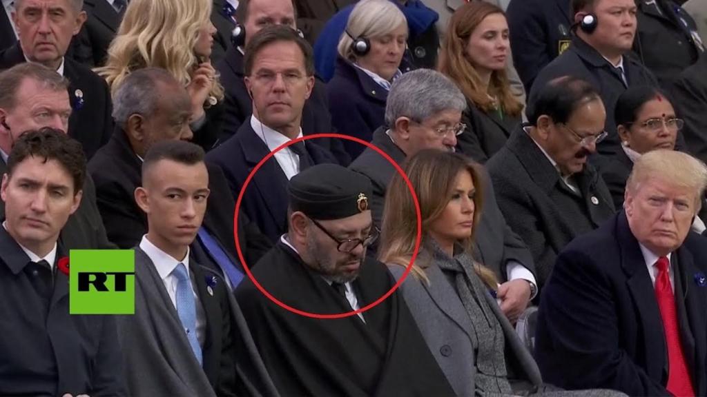 El rey de Marruecos dormido mientras Donald Trump lo mira.