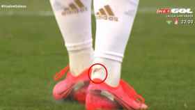 Los tobillos de Eden Hazard después de la entrada de un jugador del Eibar