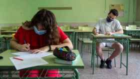 Dos alumnos de segundo de bachillerato durante un examen de griego preparatorio para la EBAU