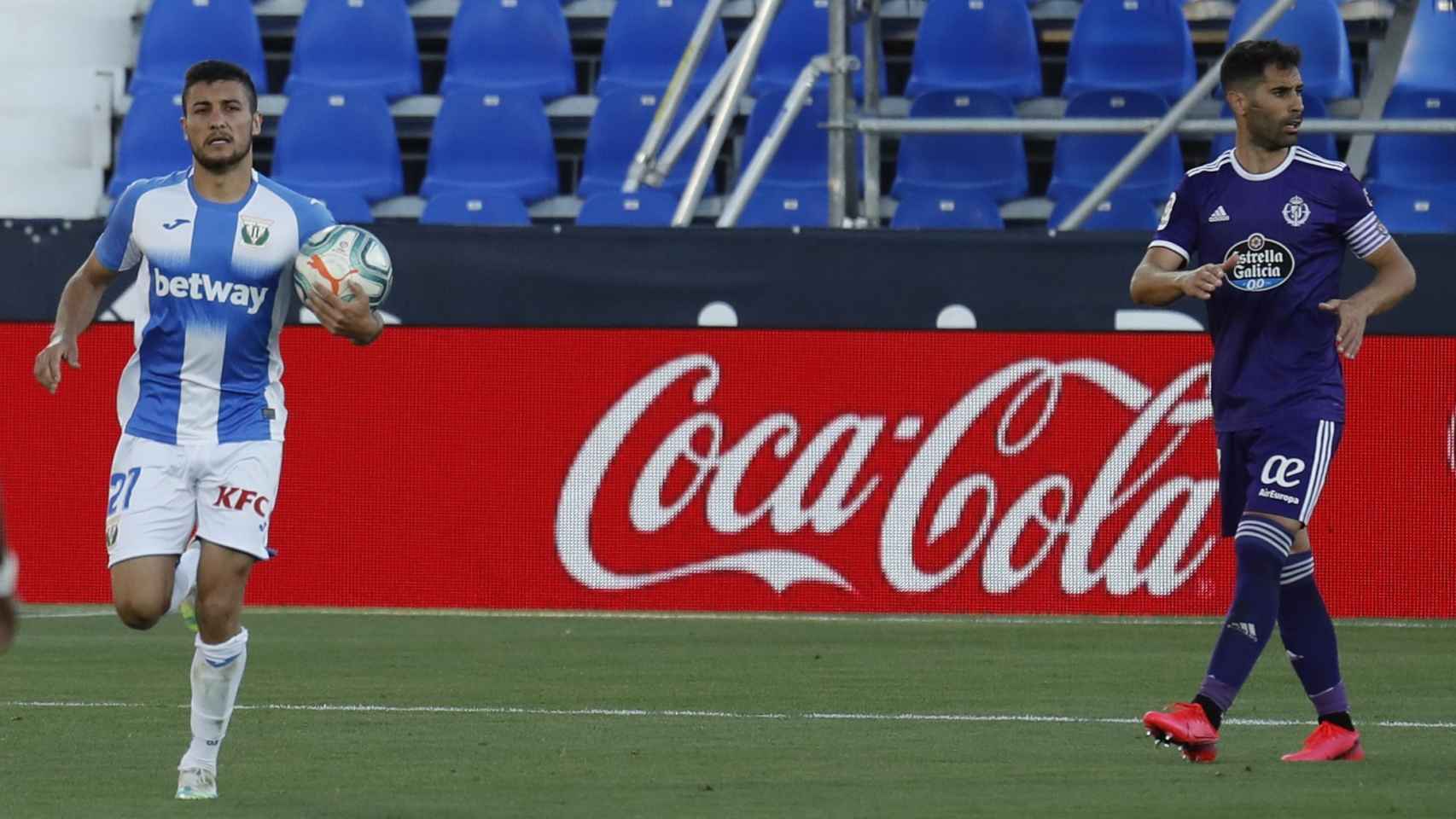 Óscar Rodríguez vuelve a su campo con el balón tras marcar el penalti ante el Real Valladolid
