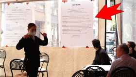 Una camarera explica la información nutricional de los menús impresos en carteles en un café de San Francisco. John G. Mablango/EFE