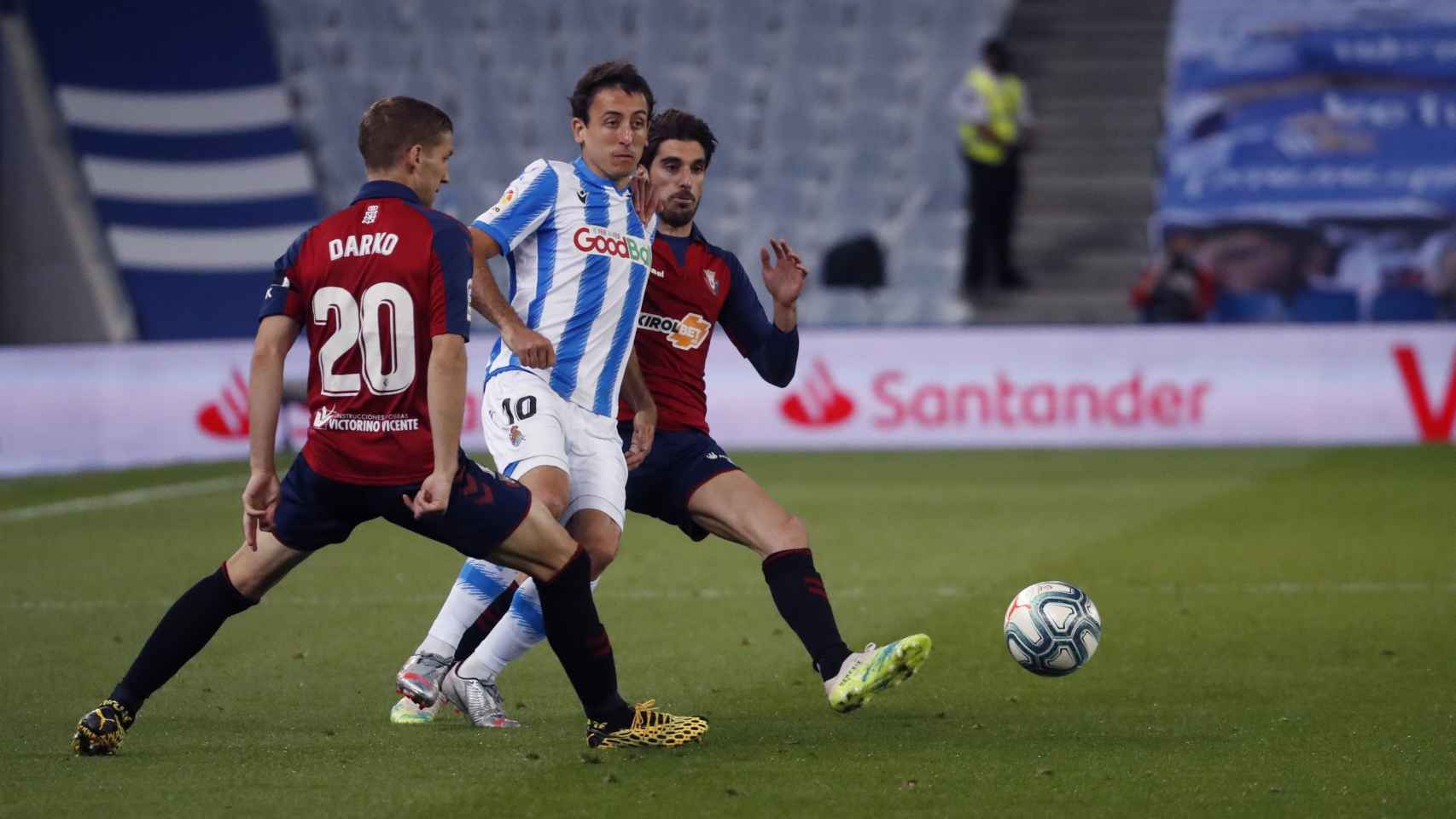 El centrocampista de la Real Sociedad Mikel Oyarzabal intenta superar al serbio Darko Brasanac, de Osasuna