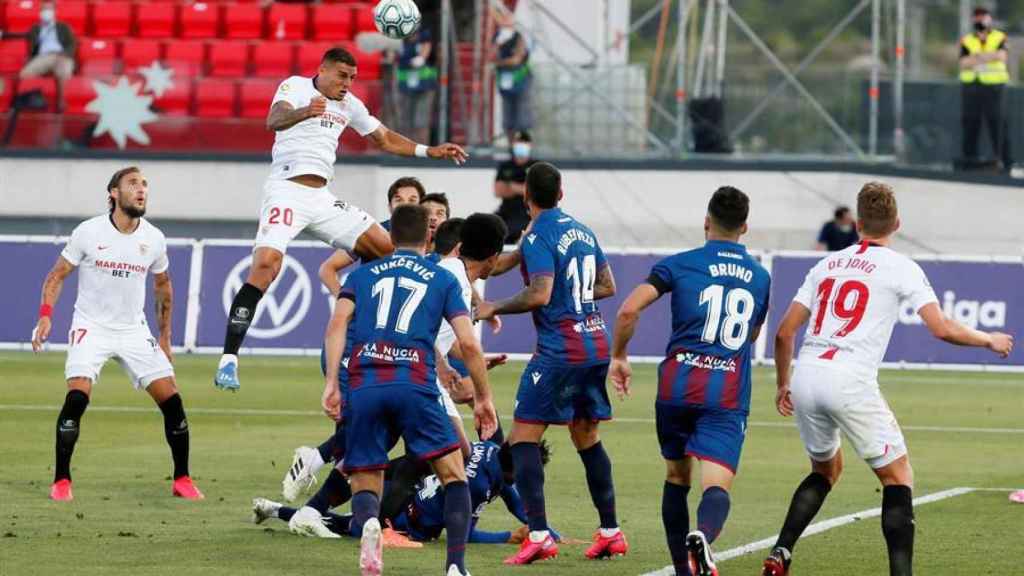 Cabezazo de Diego Carlos durante el Levante - Sevilla de la jornada 29 de La Liga