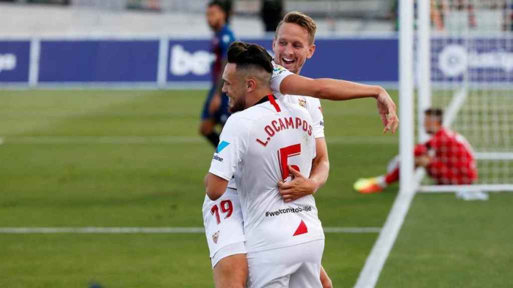 Luuk de Jong y Ocampos celebran un gol del Sevilla ante el Levante en La Liga