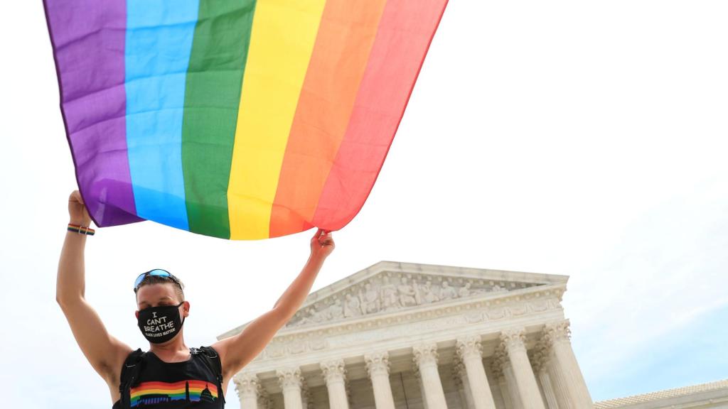 Un hombre enarbola la bandera del colectivo LGTB frente al Tribunal Supremo de Estados Unidos, en Washington.