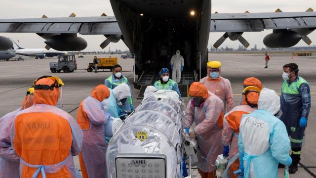 Personal sanitario de la Fuerza Aérea de Chile llevan a un avión a un paciente crítico