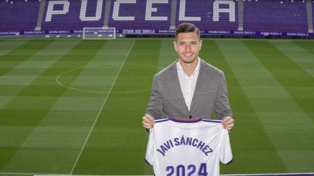 Javi Sánchez posa con la camiseta del Real Valladolid