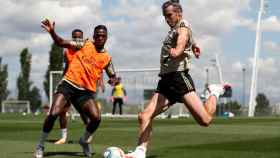 Bale frente a Vinicius en un entrenamiento del Rea Madrid