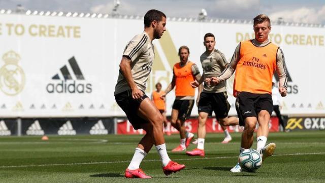 Hazard frente a Kroos en un entrenamiento del Real Madrid