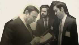 Luis María Anson, Juan Luis Cebrián y Pedro J. Ramírez en una reunión del Instituto Internacional de Prensa en 1986.