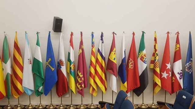 Banderas de España y las comunidades autónomas.