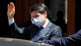 El presidente italiano, Giuseppe Conte, saliendo del Senado en Italia.