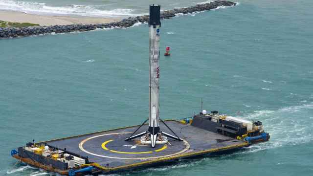 Embarcación con el cohete Falcon 9