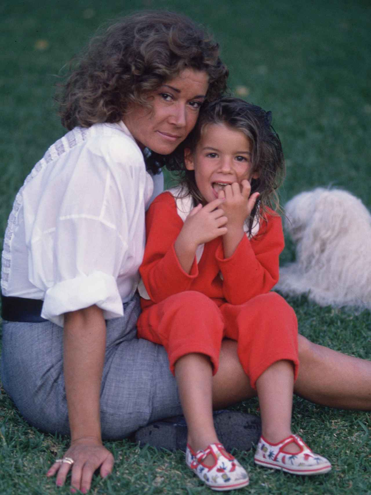 Mila Ximénez junto a su hija, cuando aún era pequeña.