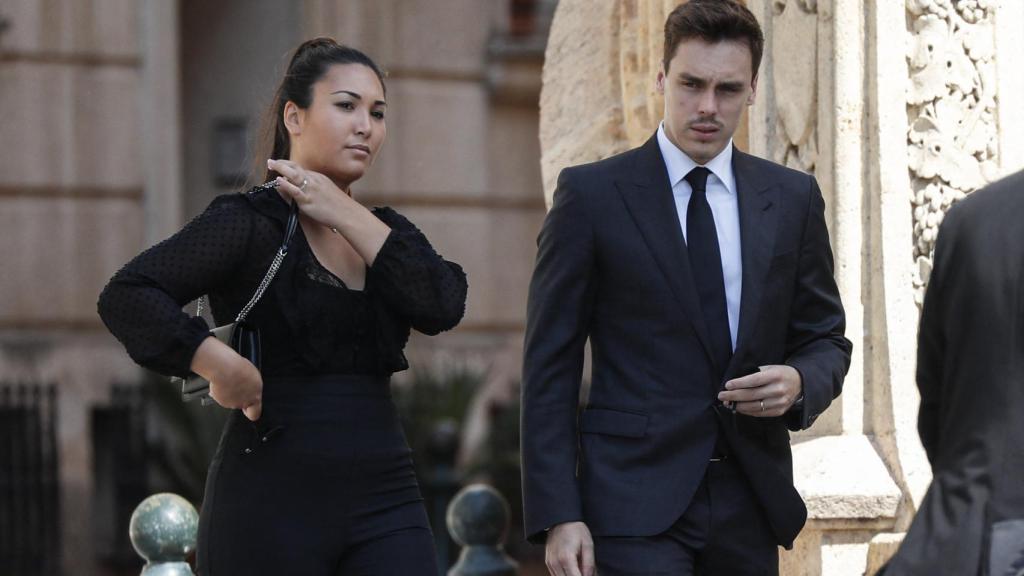 Louis Ducruet junto a su esposa llegando al funeral sin mascarillas.
