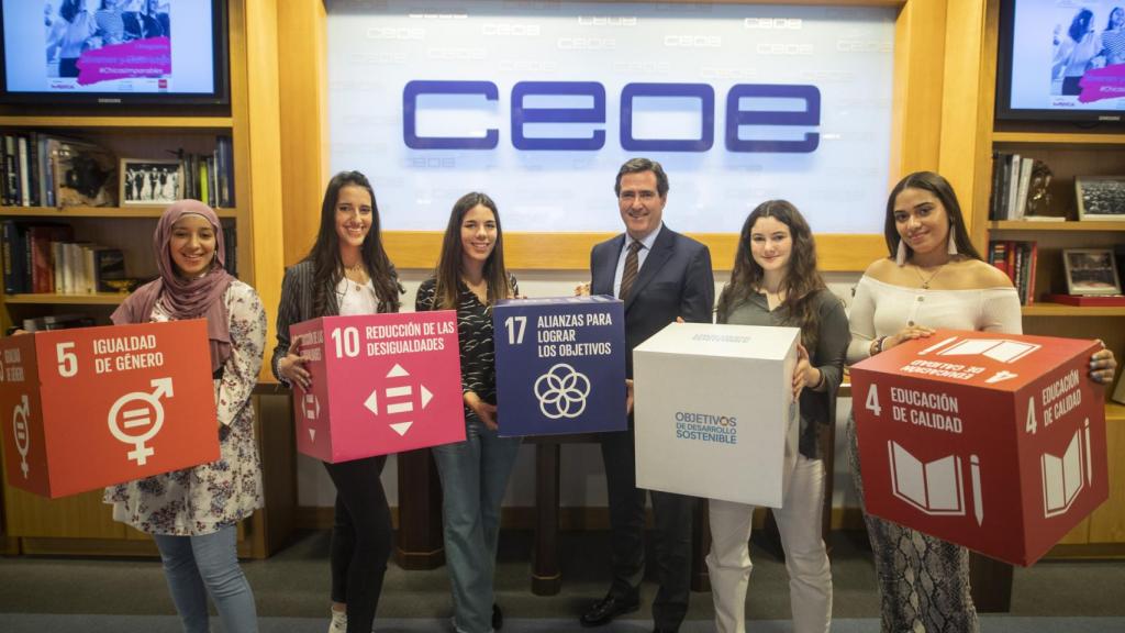 Las jóvenes estudiantes junto con el presidente de la CEOE, Antonio Garamendi.