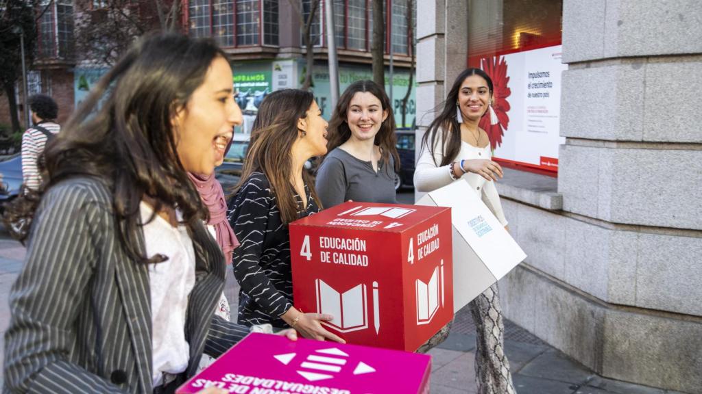 Las jovenes del Programa pasean cerca de la CEOE.