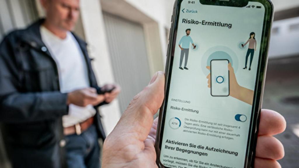 Una persona muestra la Corona Warn App en su móvil.