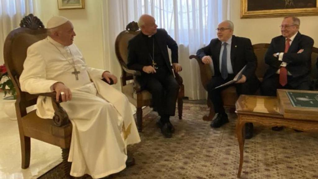 El presidente de la UCAM, José Luis Mendoza, reunido con el Papa Francisco.