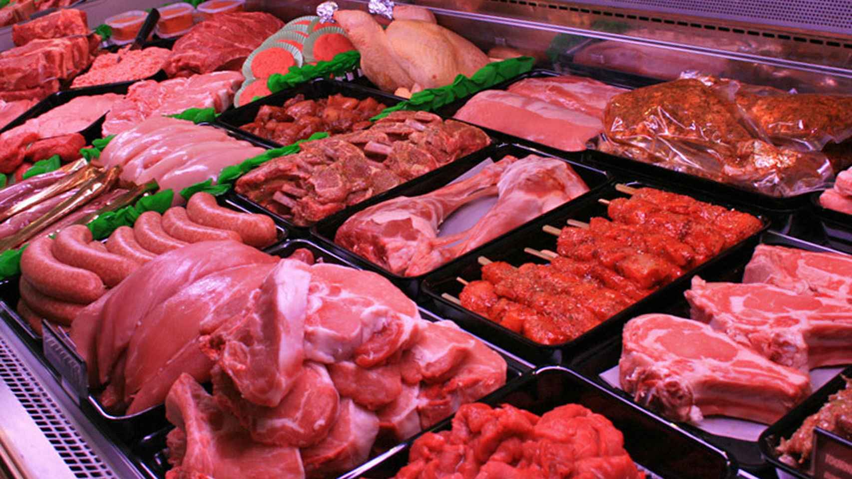 El muestrario de carnes de una carnicería.