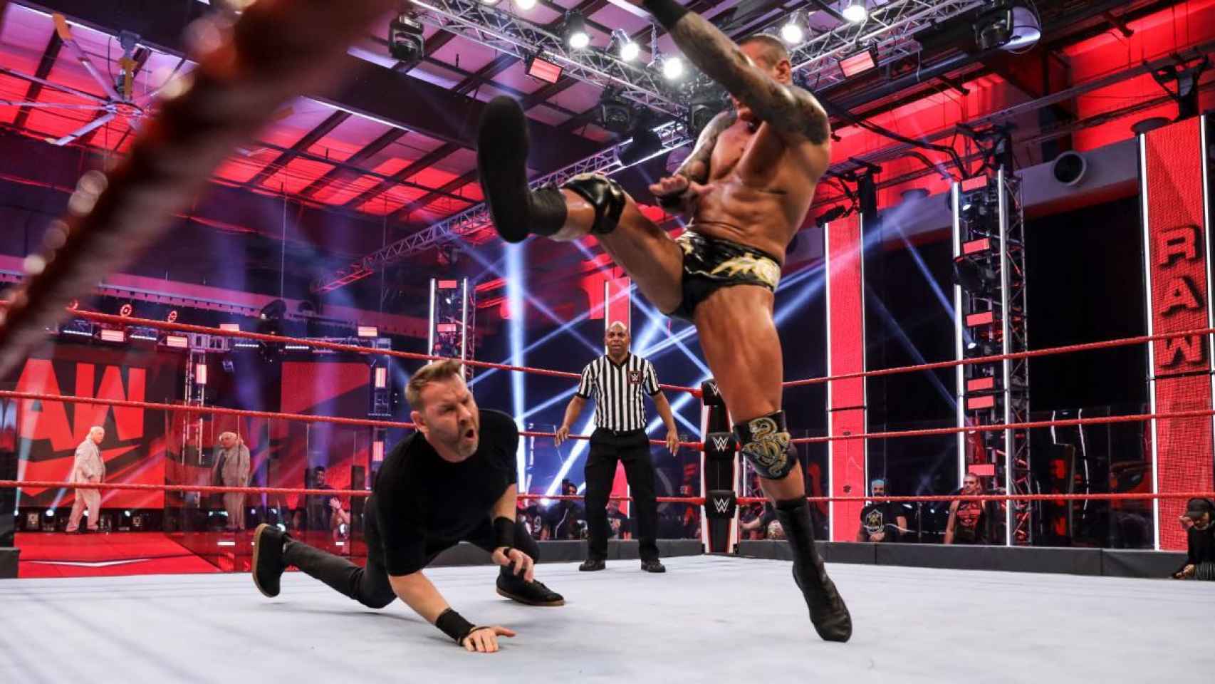 Randy Orton patea la cabeza de Christian en WWE Raw