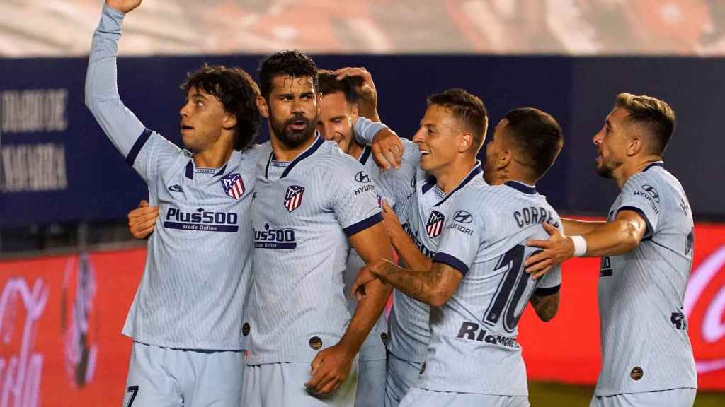 Piña de los jugadores del Atlético de Madrid tras el gol de Joao Félix ante Osasuna