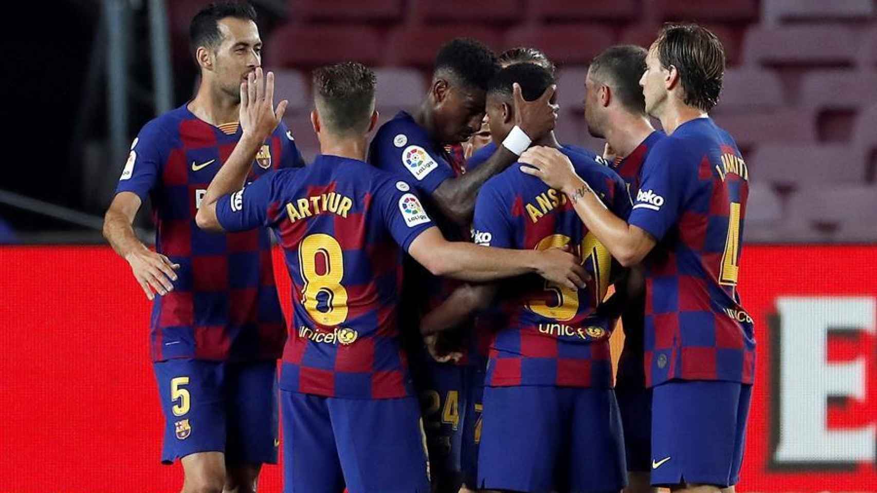 Piña de los jugadores del Barcelona tras el gol de Ansu Fati
