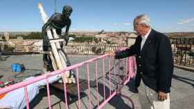 Bahamontes observa su escultura al ser instalada en Toledo (Ó. HUERTAS)