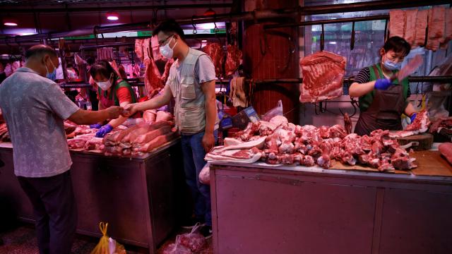 Puestos de comida en el mercado mayorista de Yuegezhuang, en Pekín.