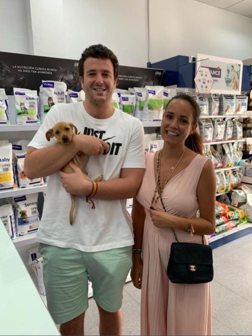 Álex y Carolina junto a su perro, Boby Puchum.