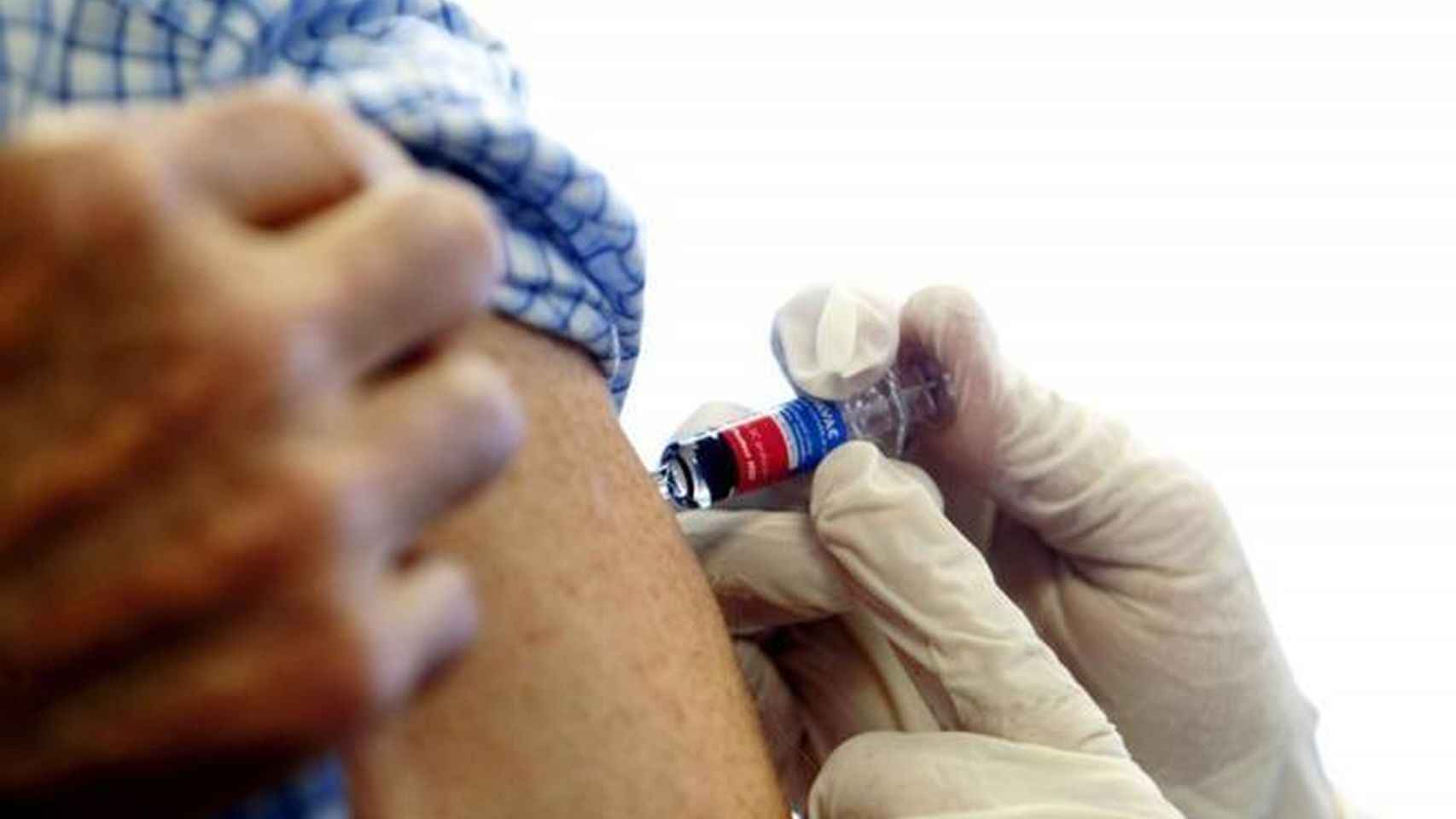 Una persona recibe una vacuna.