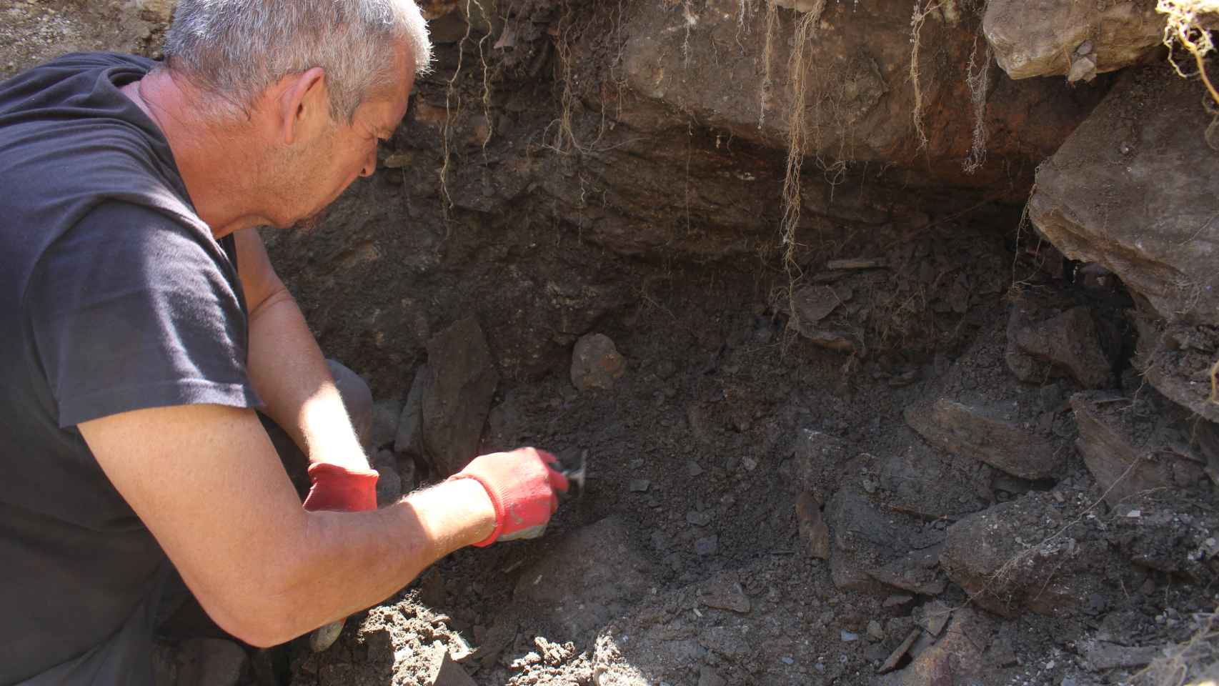El arqueólogo Miguel Ángel López, en el momento de descubrir el hacha votiva.