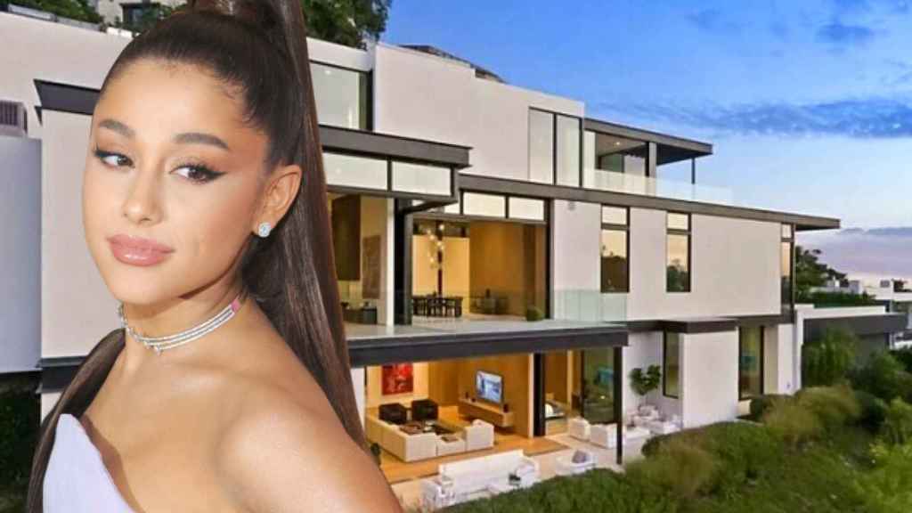 Ariana Grande junto a su nueva casa de Hollywood Hills.