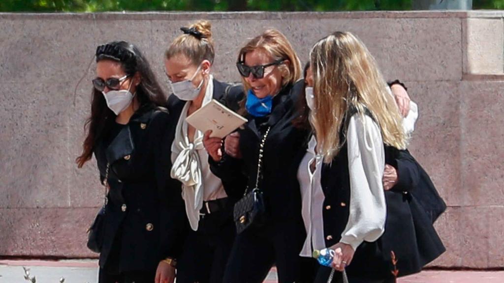 Carolina Monje, Amalia García Obregón, Ana García Obregón, Celia García Obregon y Celia Vega-Penichet en el último adiós a Álex Lequio el pasado 16 de mayo.