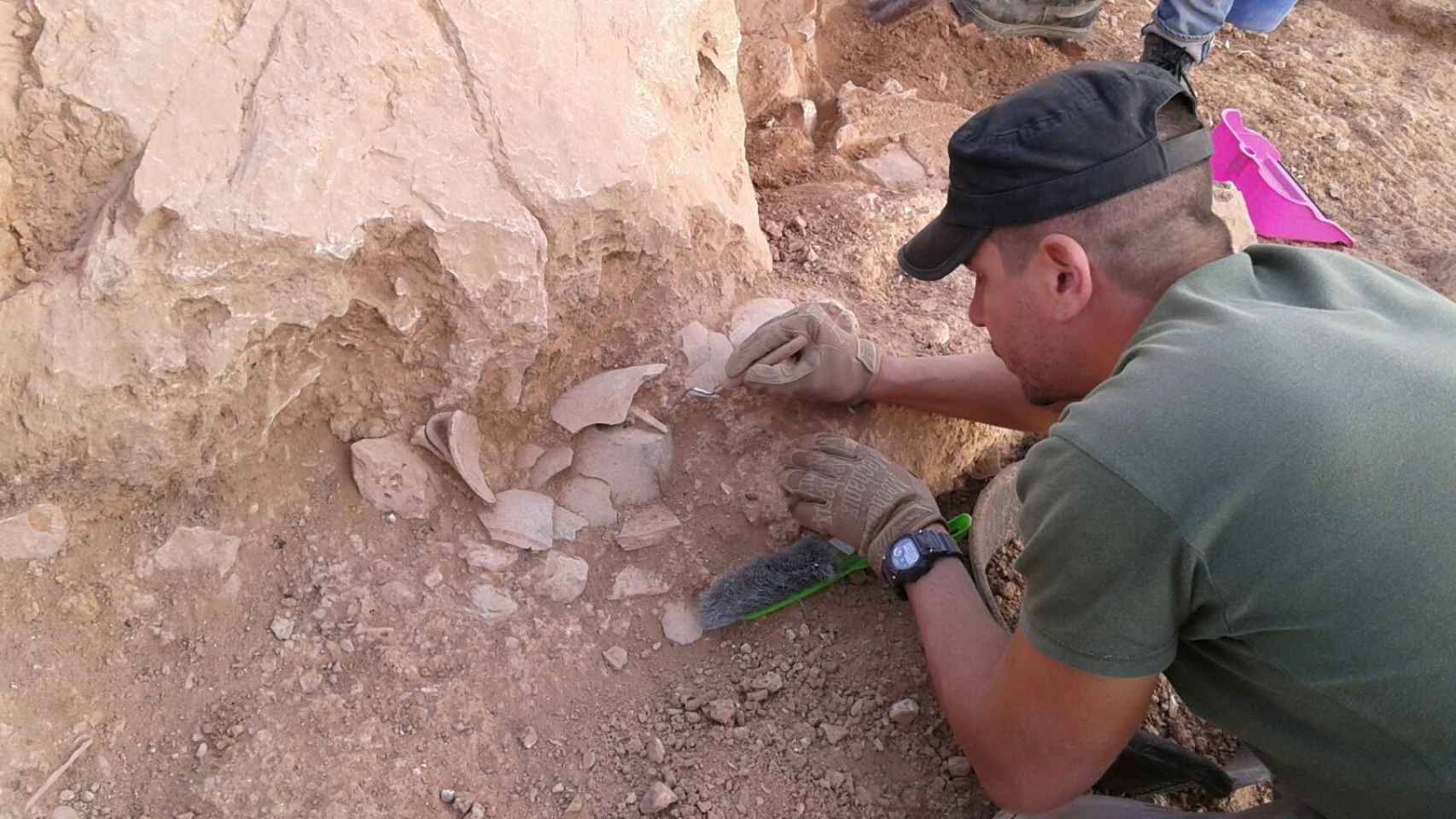 Uno de los arqueólogos del proyecto, excavando en uno de los yacimientos.
