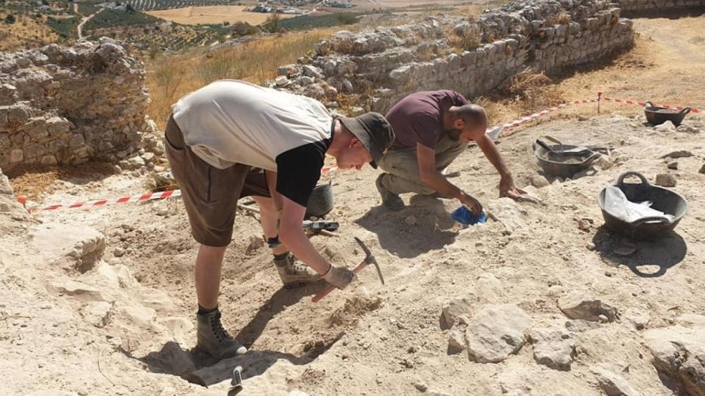 Los arqueólogos, excavando en otra fortaleza.