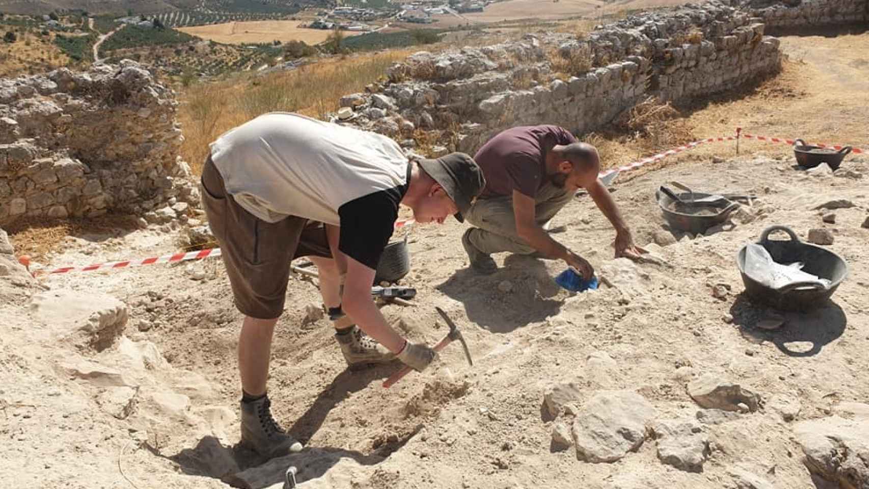 Los arqueólogos, excavando en otra fortaleza.