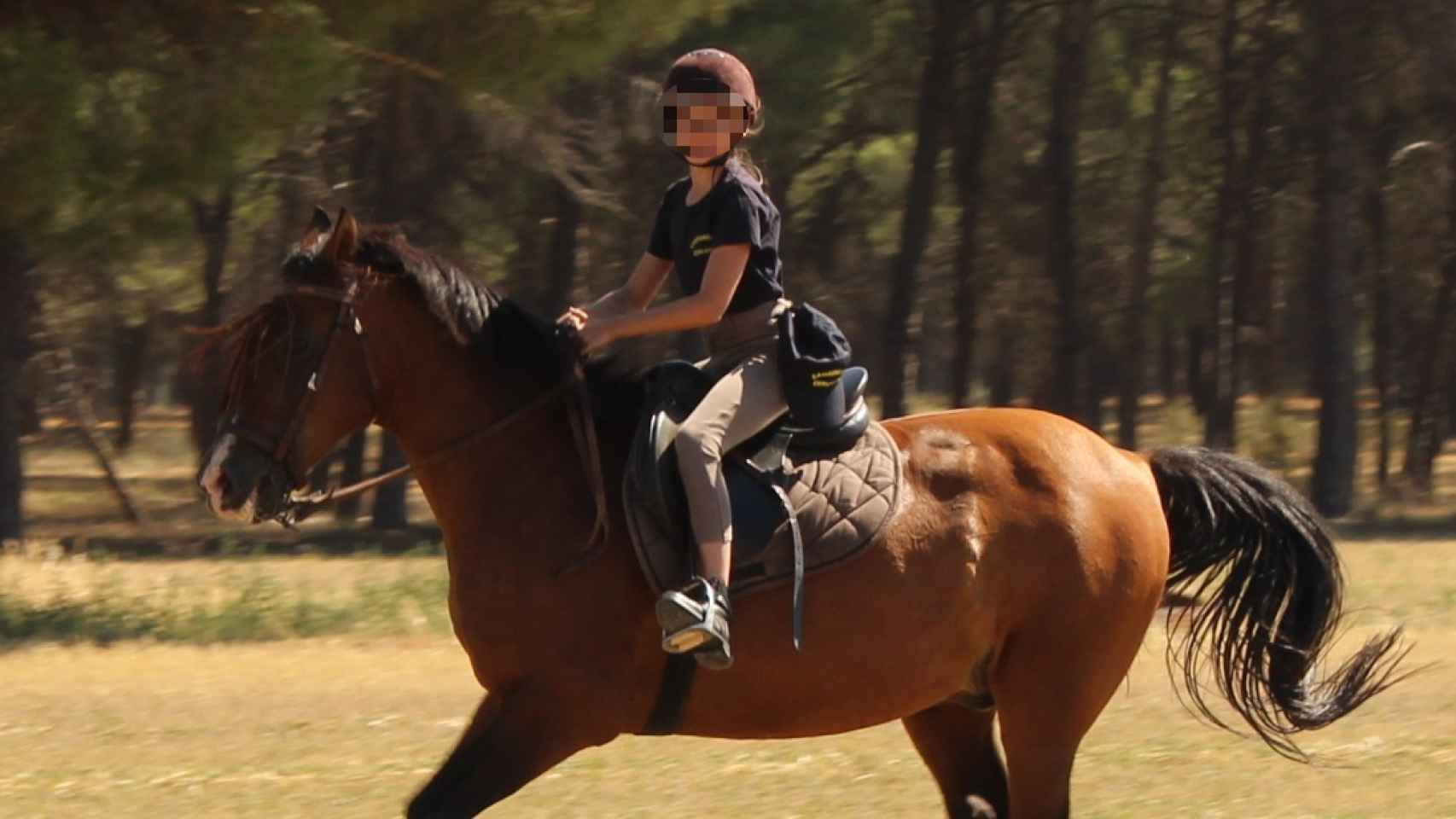 Una niña monta a caballo en el Campamento Cervantes.