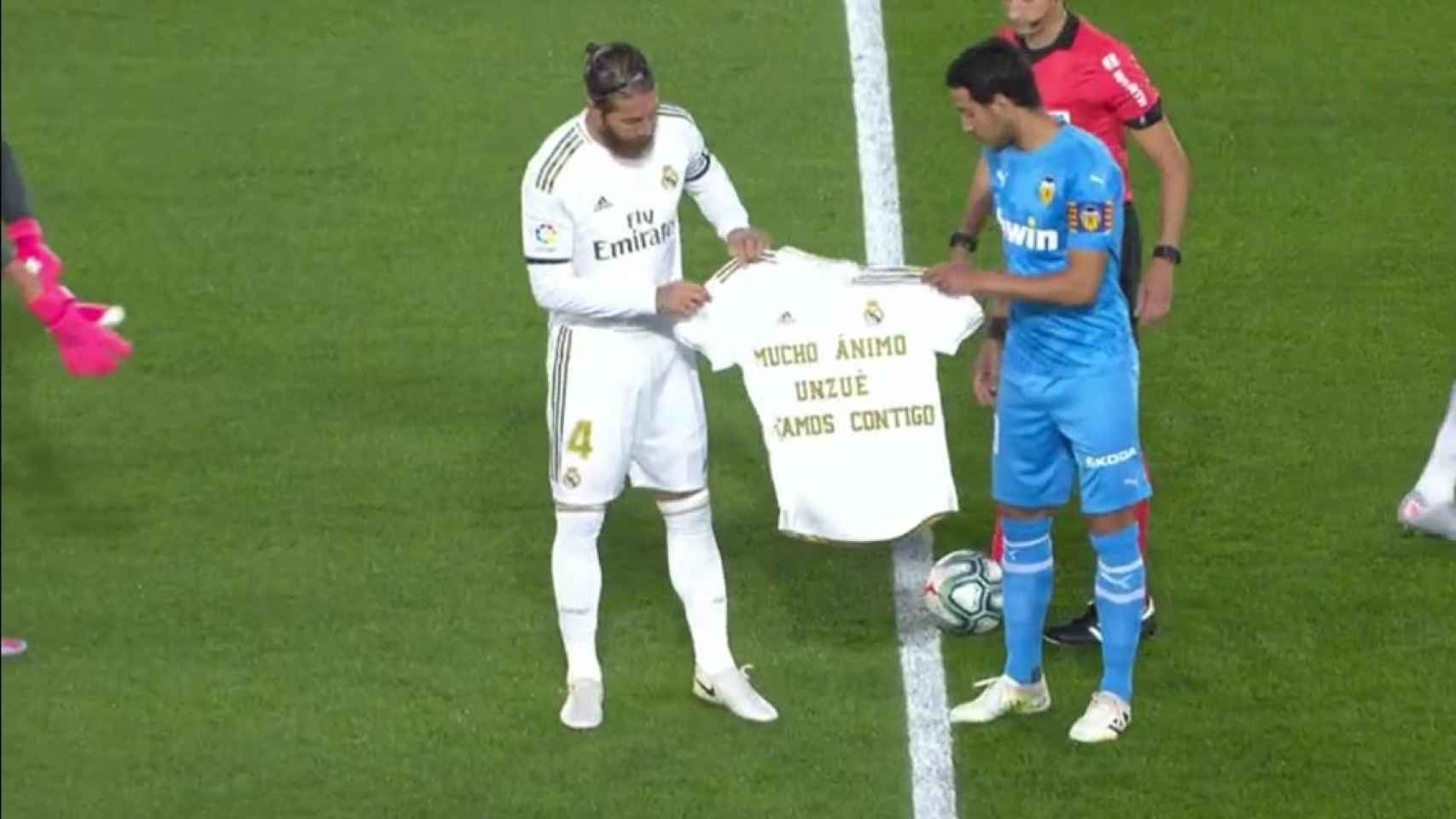 Sergio Ramos y Dani Parejo con la camiseta de ánimo a Juan Carlos Unzué