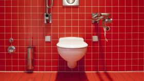 Un moderno baño con el alicatado de color rojo.