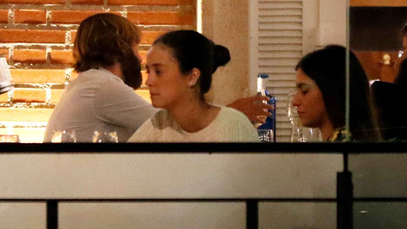 Victoria Federica cenando junto a sus amigos.