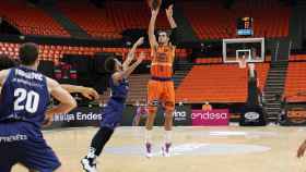 Alberto Abalde tira a canasta en el partido entre MoraBanc Andorra y Valencia Basket