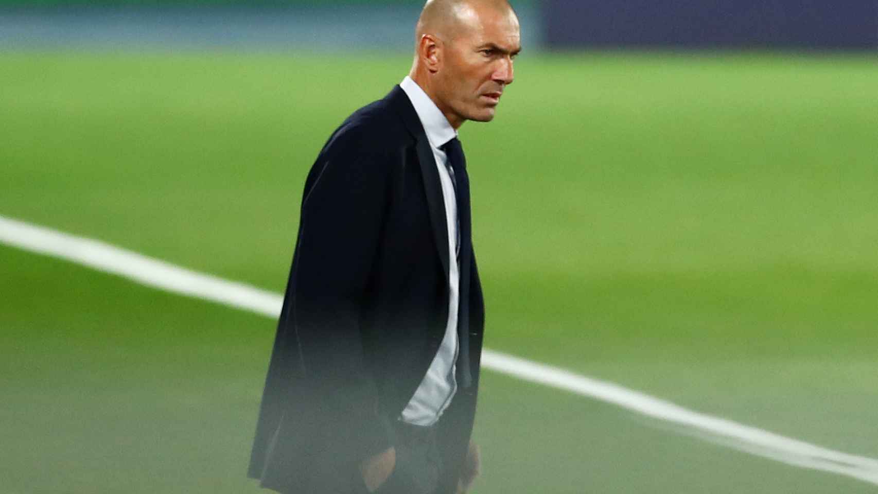 Zinedine Zidane observa a sus jugadores desde la banda del Di Stéfano