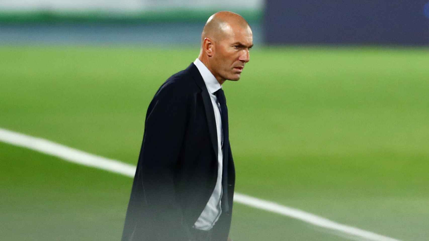 Zinedine Zidane observa a sus jugadores desde la banda del Di Stéfano