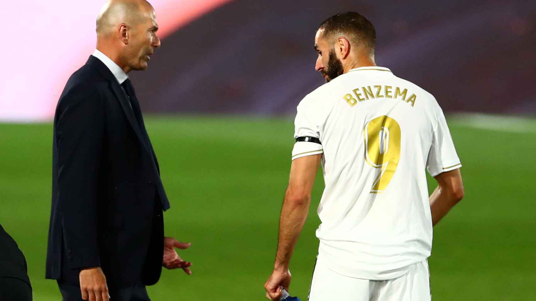 Zidane habla con Benzema durante la pausa para la hidratación