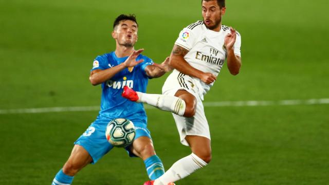 Hazard y Hugo Guillamon pelean por un balón