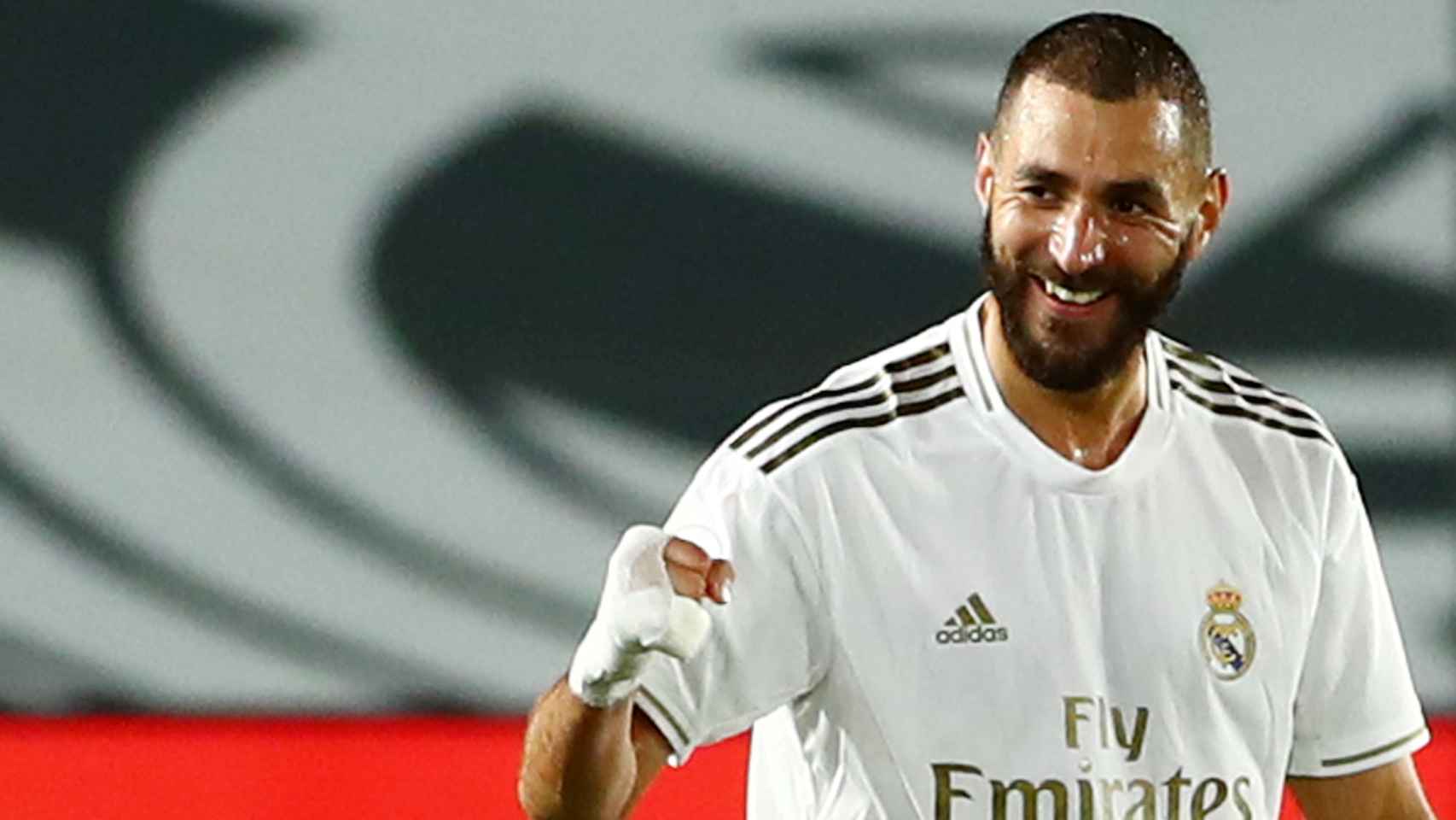 Karim Benzema celebra su segundo gol al Valencia