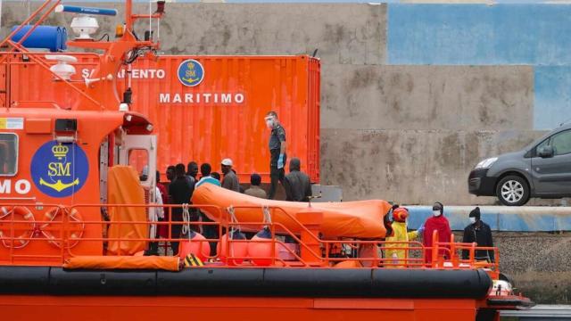 Rescate de la patera por parte de Salvamento Marítimo en Fuerteventura. Efe