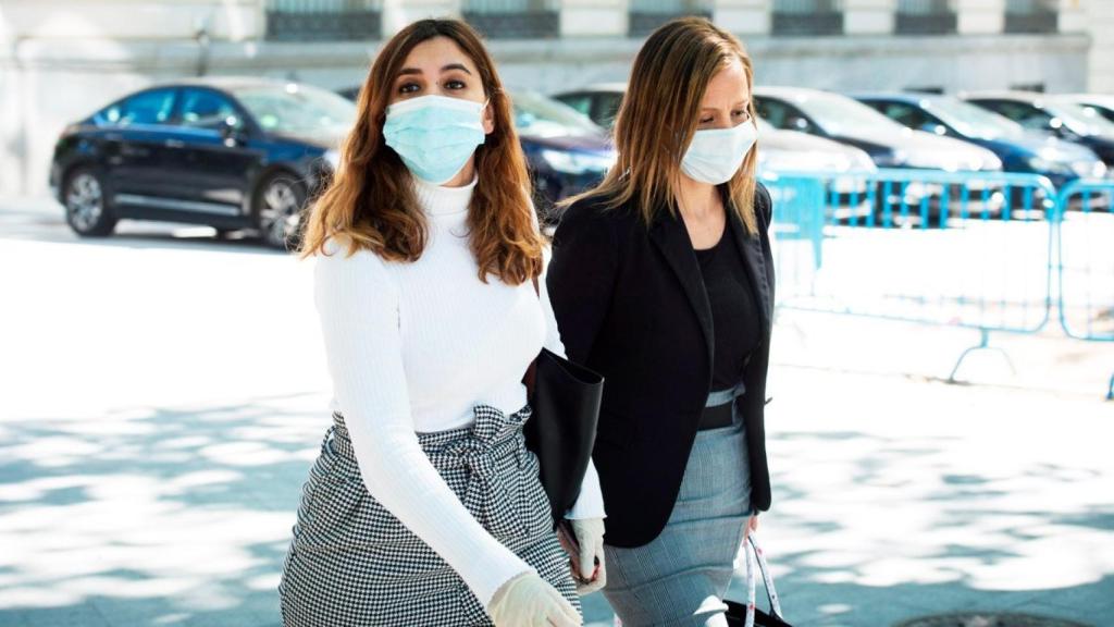 Dina Bousselham, a la izquierda, con la abogada Marta Flor.